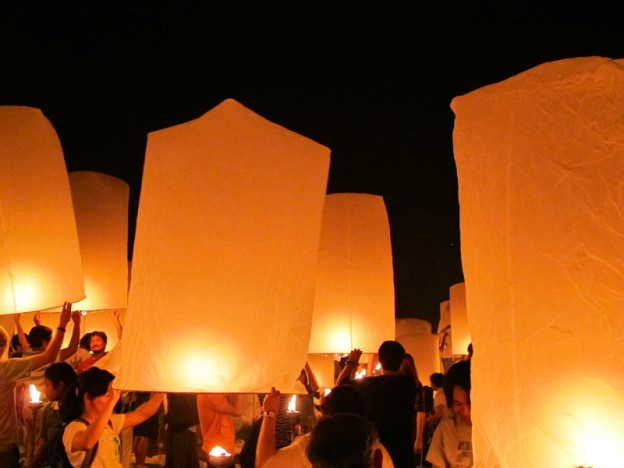 Yee Peng, Loi Krathong, lanterns ready to release